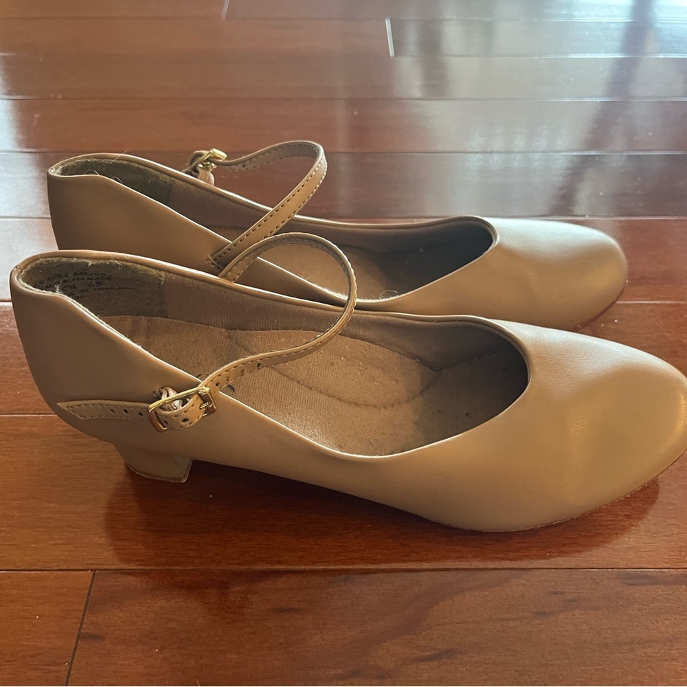 Capezio Footlight 1.5” Character shoes sz 10 women’s
